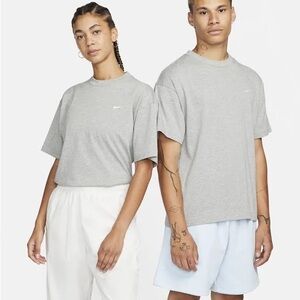 Nike Men's Light Gray Short Sleeve Tee